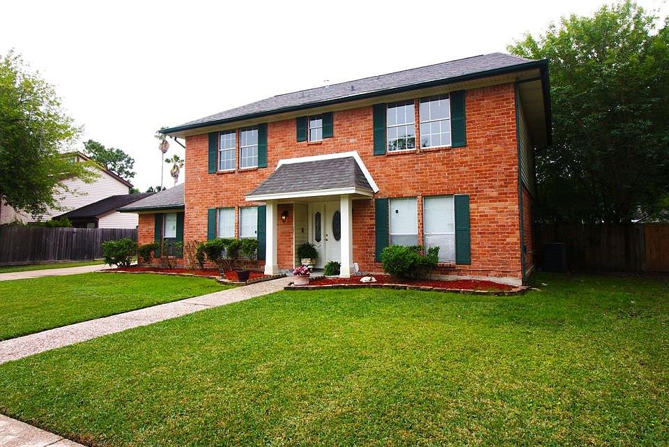 Great curb appeal home that offers a new roof along with numerous updates