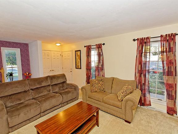 5th image of 15 Vanessa Ct