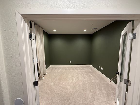 1st Floor Large Bedroom