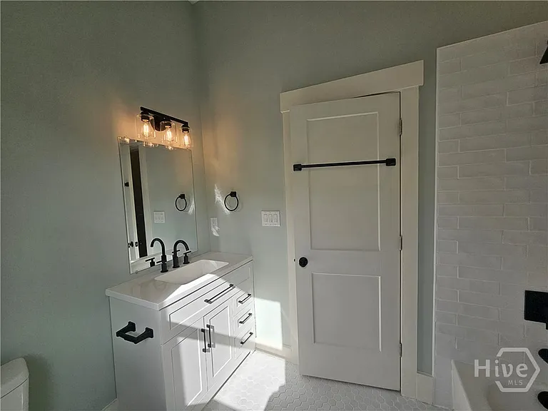 521 W 38th St — Photo 26