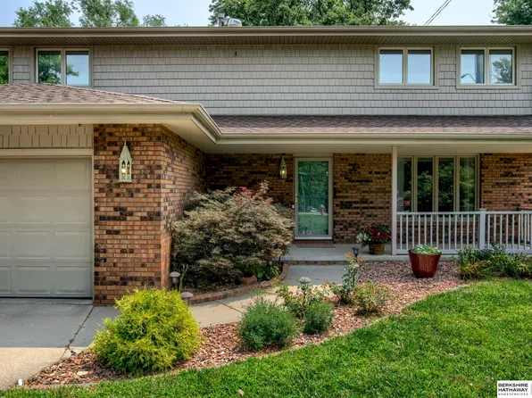 2300 Dorothy Dr, Lincoln, NE 68507