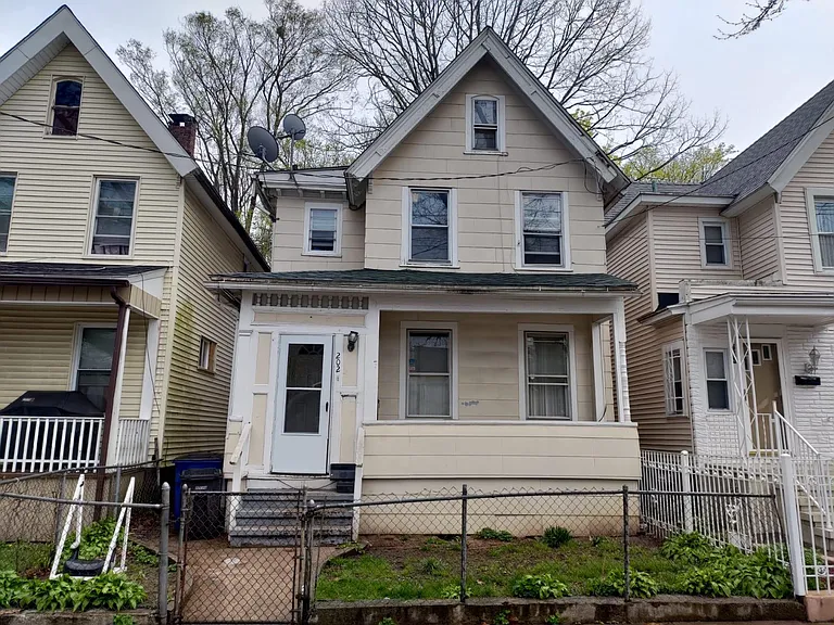 202 Hallock Ave — Photo 2