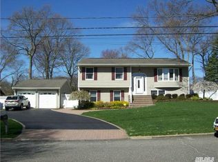 162 Woodbury Rd, Hauppauge, NY 11788