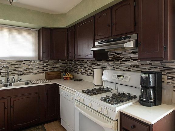 5th image of 3443 Laverne Dr
