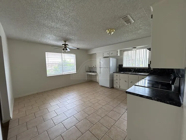2408 Carnation Dr — Photo 6