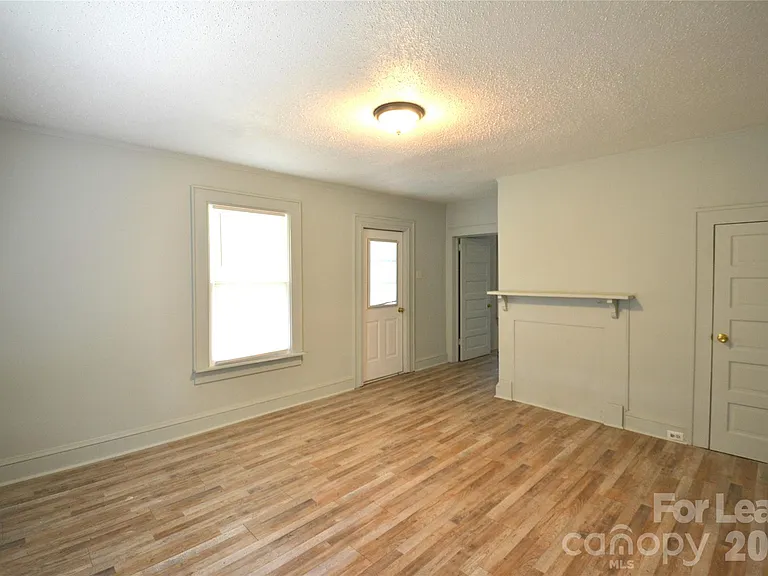 1208 Grace Ave — Photo 4