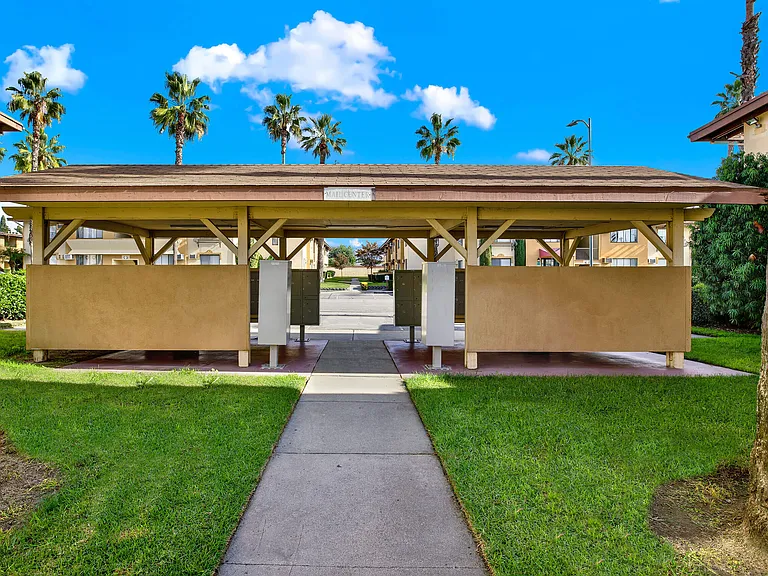 Serrano Apartments — Photo 49