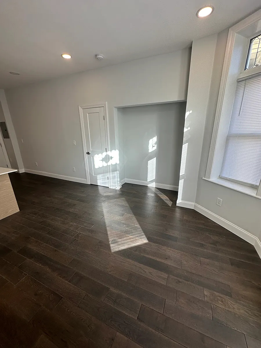 Building Photo - 55 Queensberry St #2