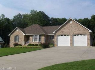 816 Holly Grove Dr, Randleman, NC 27317