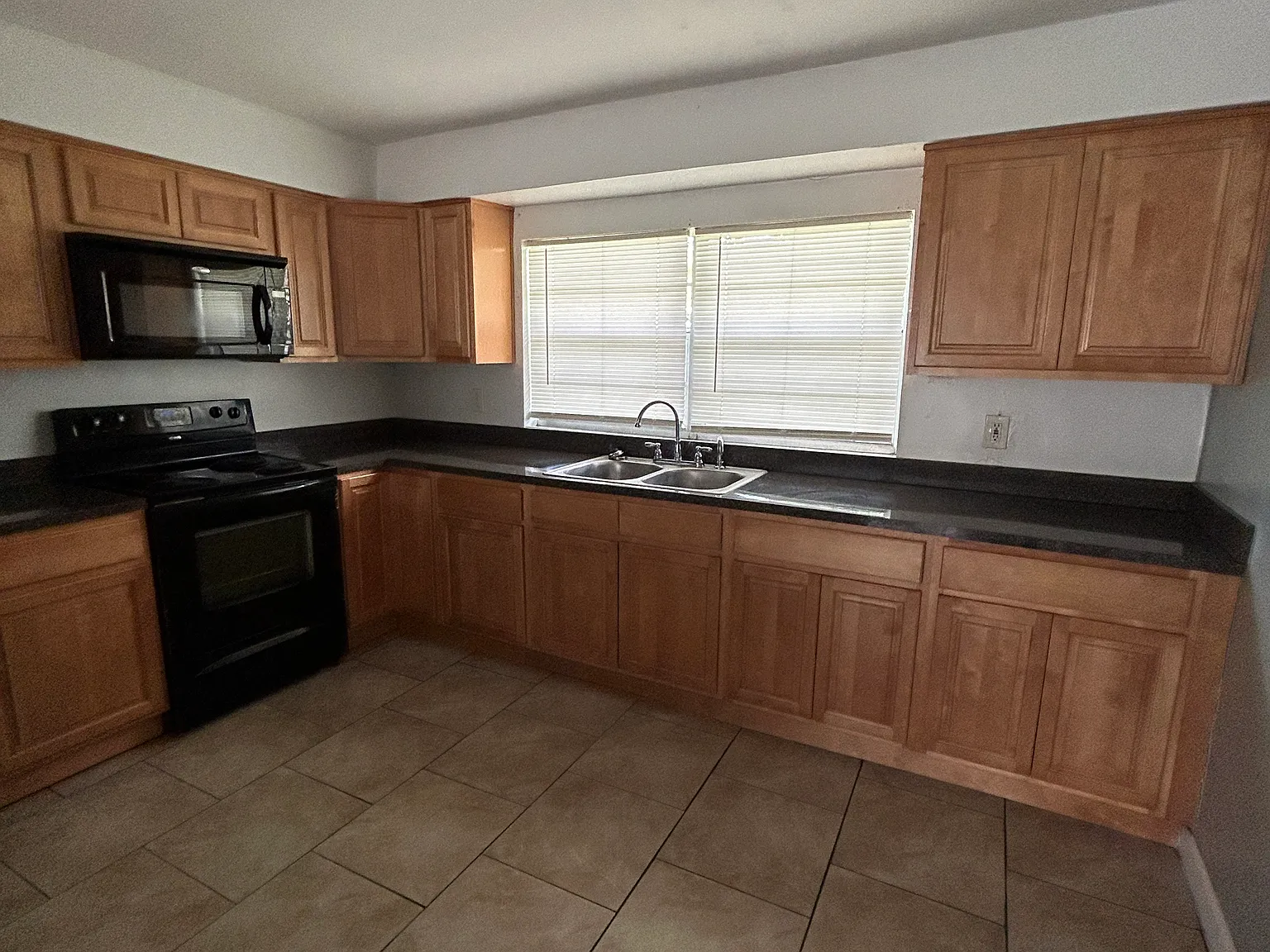 3 bed, $1,400 — Photo 3