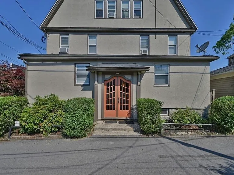 914 Buenzli Ct #1L — Photo 9