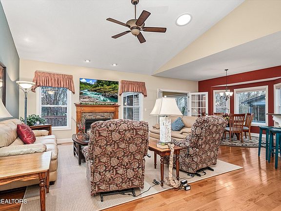 5th image of 150 Sugarbush Cir