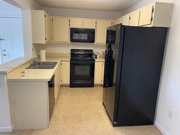 3rd image of 300 Palm Cir W APT 202