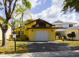 572 Lakeside Cir, Fort Lauderdale, FL 33326