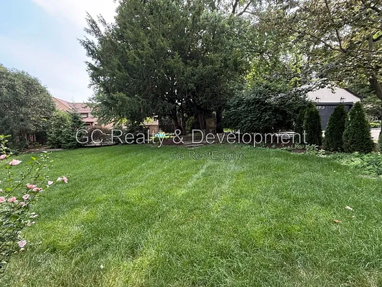 255 Crest Rd — Photo 35