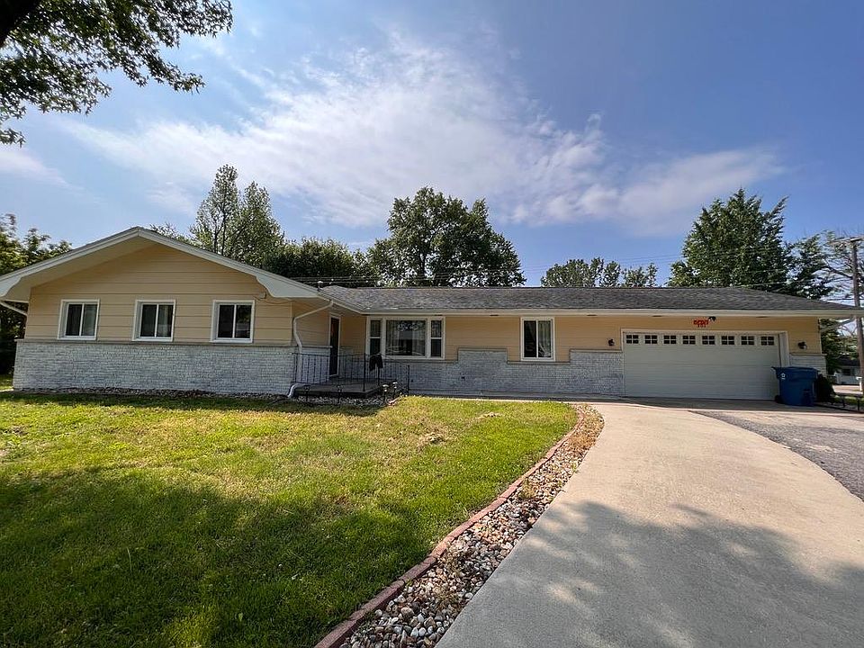1st image of 301 Lakeshore Dr