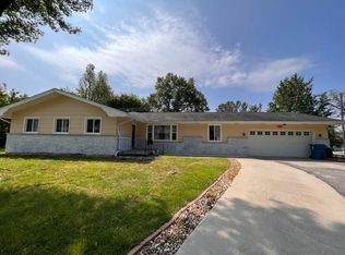 301 Lakeshore Dr, Carterville, IL 62918