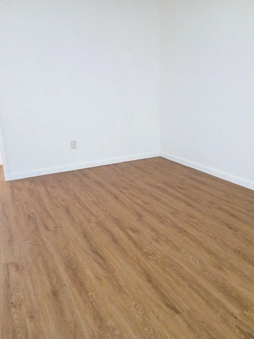 100 Reynolds — Photo 2