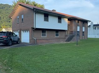 16 Elm St, Montgomery, WV 25136