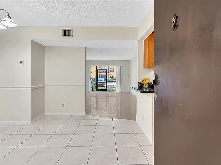 470 NW 20th St — Photo 2