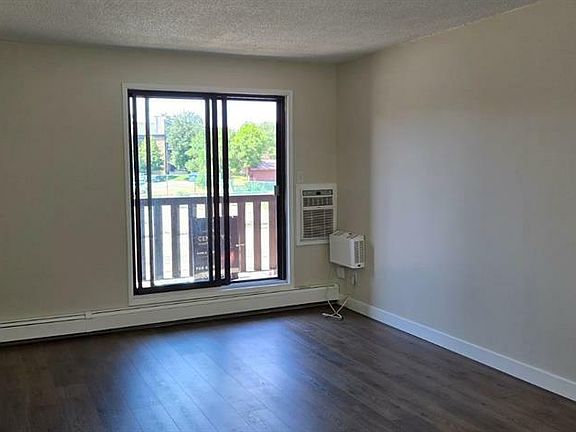3rd image of 1140 9th Ave NE #206