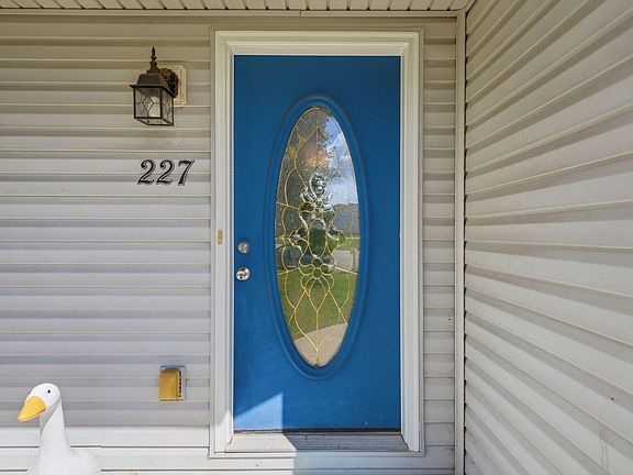 3rd image of 227 Leslie Dr