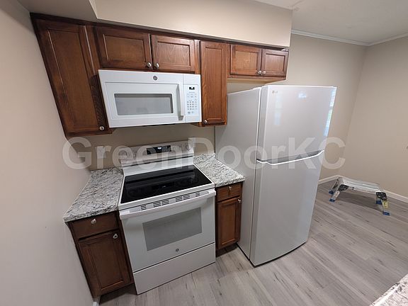 3rd image of 413 Holiday Dr