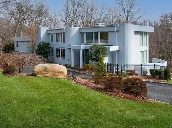 7 Saddle Court, Oyster Bay Cove, NY 11771