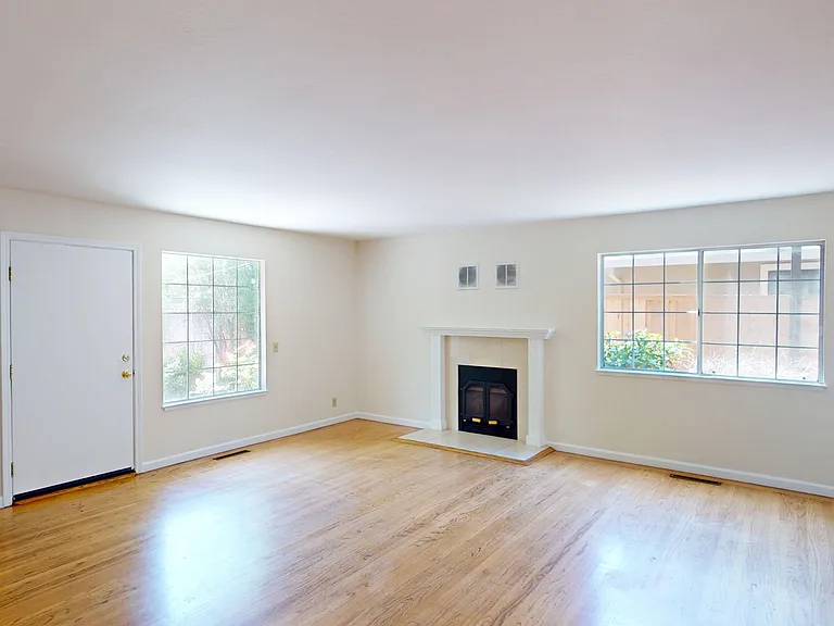 796 Clara Dr — Photo 4