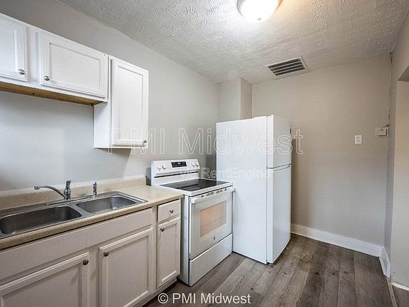 3rd image of 2930 N Dearborn St #B