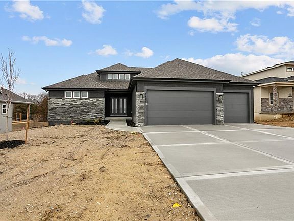 WELCOME HOME TO 8316 NW 90TH STREET IN THE RESERVE AT RIVERSTONE