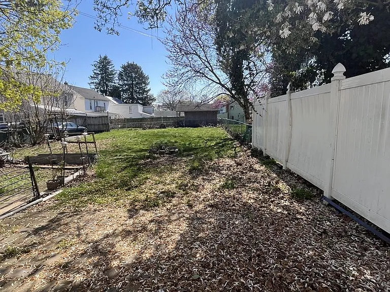 236 E King St — Photo 15