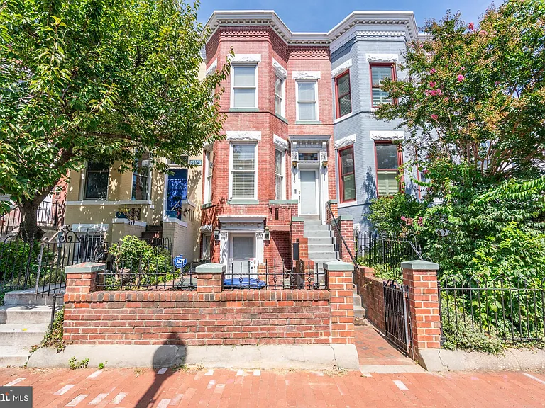 1016 G St SE — Photo 2