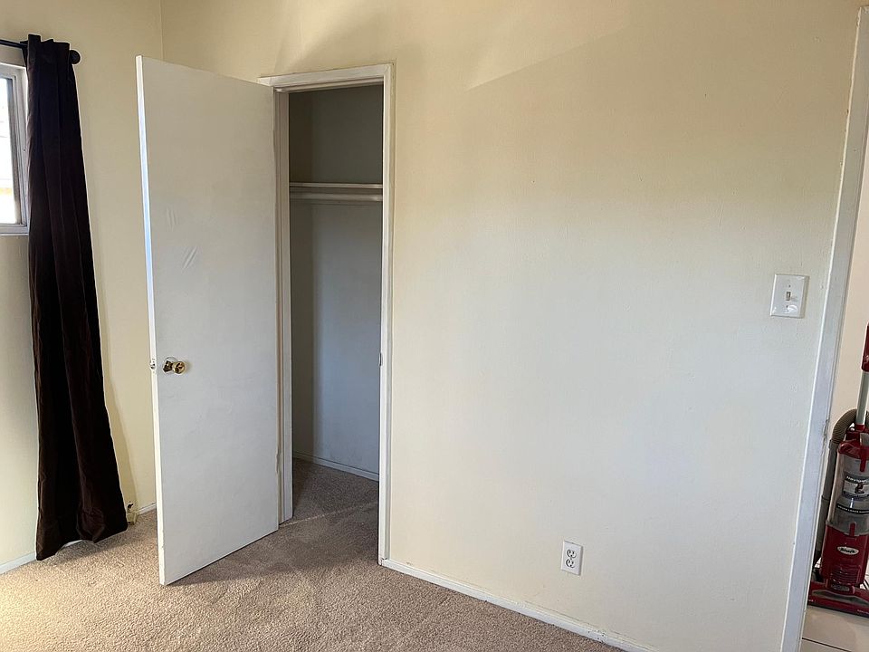 Bedroom w closet door open.