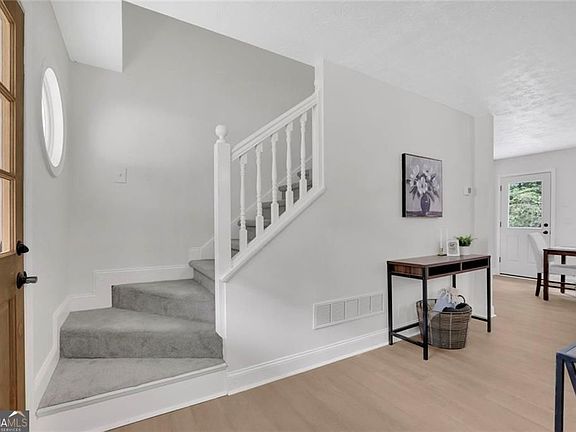 4th image of 4491 Calumet Dr NW