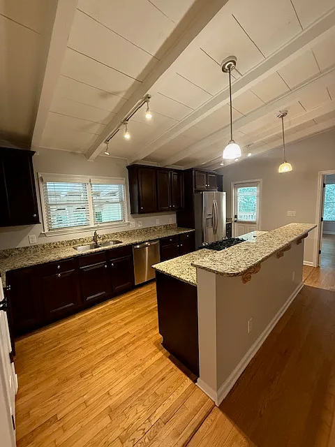 3 bed, 1500 sqft, $2,700 — Photo 2