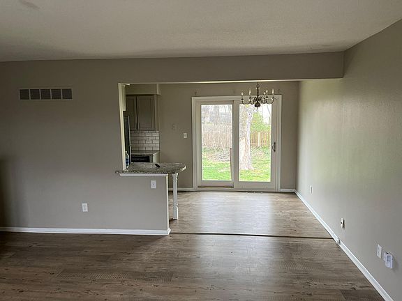 4th image of 301 NE Westwind Dr APT A