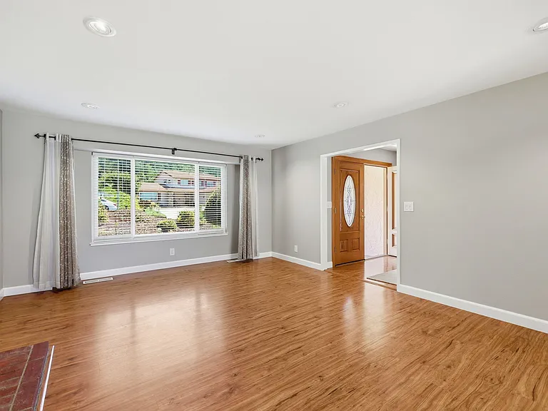 181 Piazza Way — Photo 8