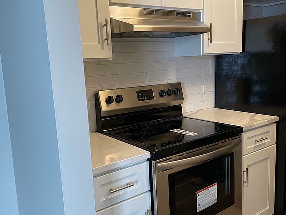 4th image of 1045 S Evergreen Ave #207
