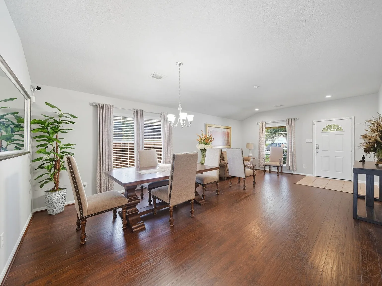 3 bed, 2.0 bath, 2540 sqft, $2,700 — Photo 3