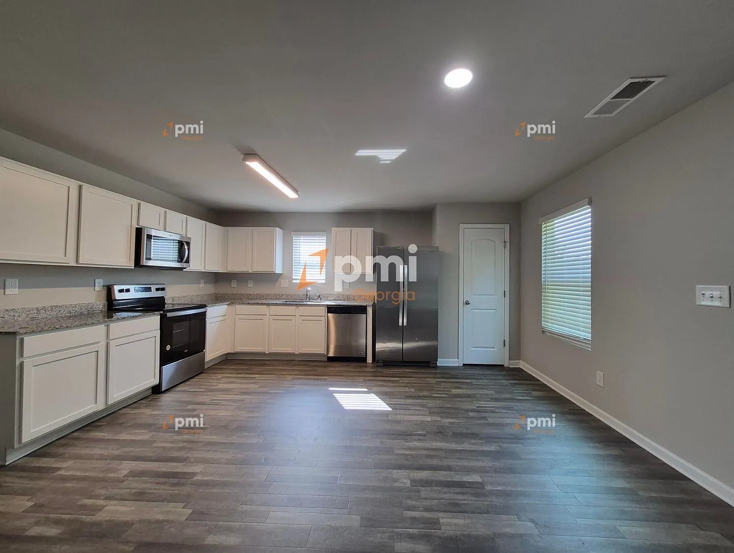 3 bed, 2.5 bath, 1606 sqft, $1,595 — Photo 2