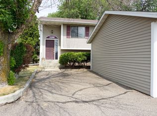 3290 Dodd Ln, Eagan, MN 55121
