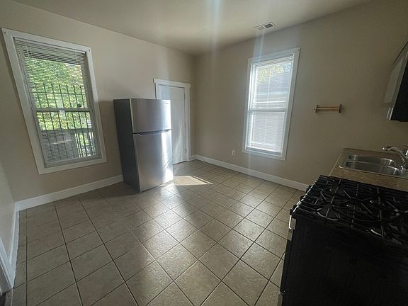 3rd image of 7927 S Parnell Ave