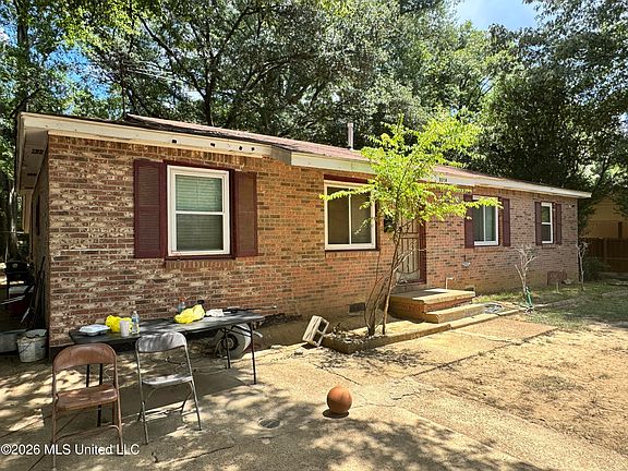 3rd image of 3014 Woodview Dr