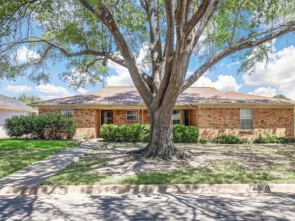 8417 Hillcrest Ct, North Richland Hills, TX 76182