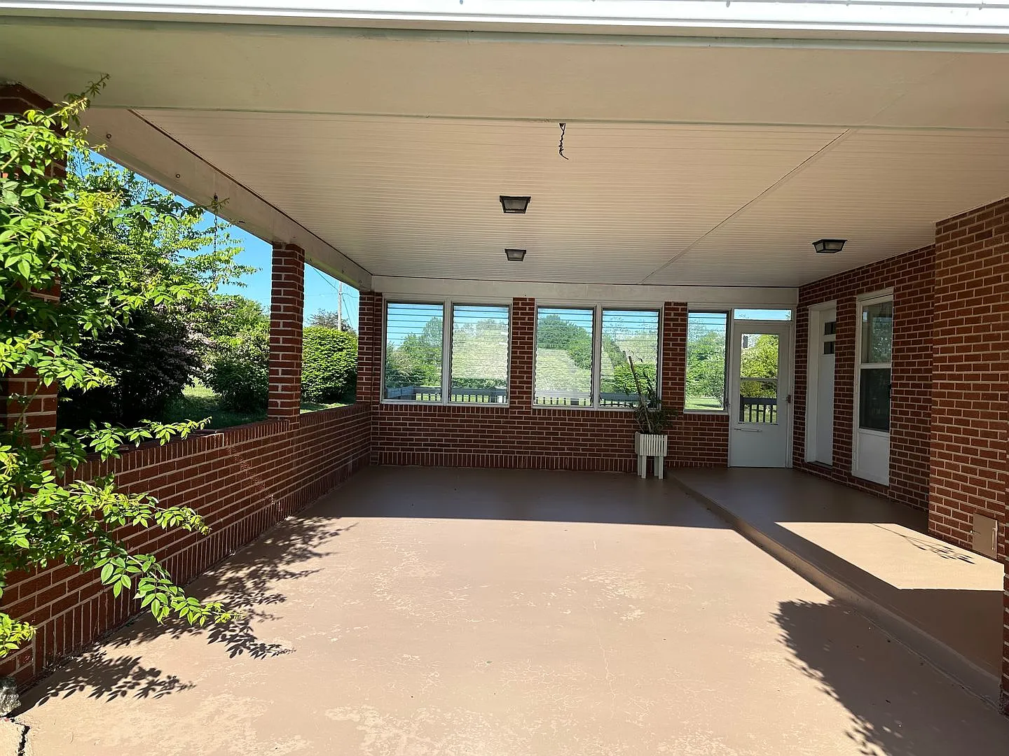 Ranch House with Finished Basement — Photo 4