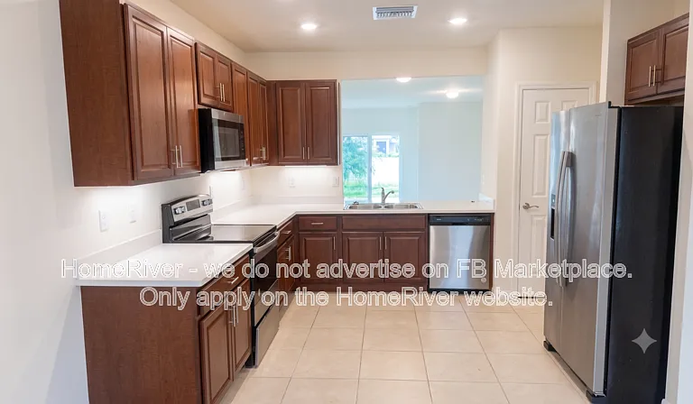 1009 NE 11th St — Photo 5