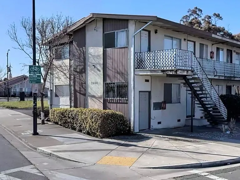 2000 Broadway Ave #8 — Photo 1