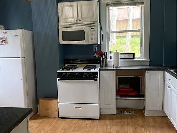 5th image of 111 Groves Ave