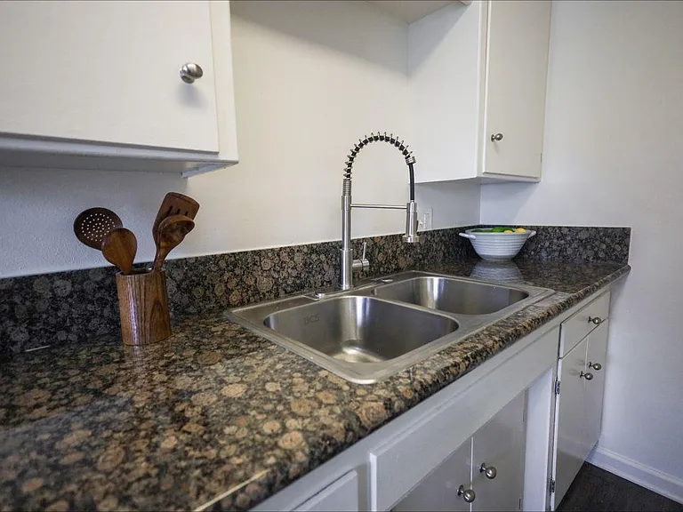 Imperial Village Apartments — Photo 6